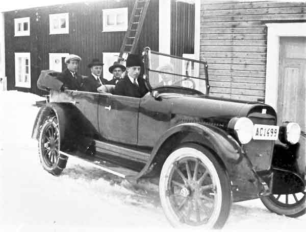 Axel med v�nner p� biltur